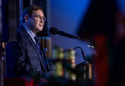 Przemawiająca osoba podczas koncertu