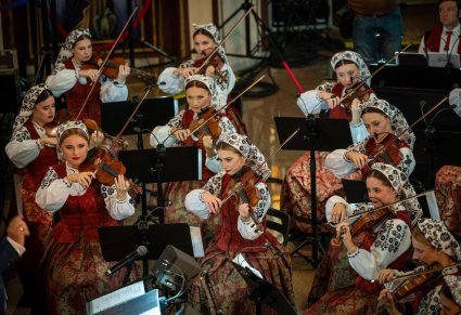 Zbliżenie na skrzypaczki podczas koncertu