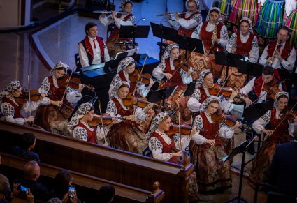 Zbliżenie na orkiestrę podczas koncertu