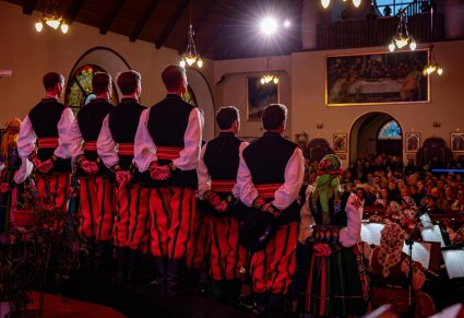 Artyści chóru w kostiumach łowickich