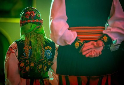 Zbliżenie na artystkę chóru w kostiumie łowickim