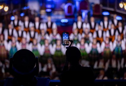 Osoba nagrywająca chór podczas koncertu