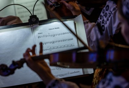 Zbliżenie na nuty podczas koncertu