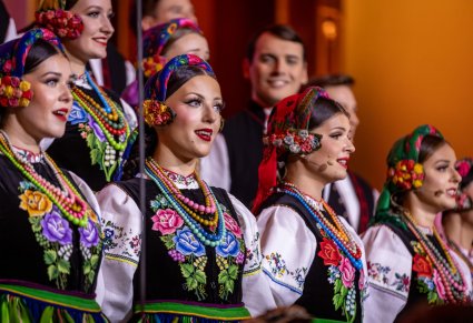 Zbliżenie na chór podczas występu