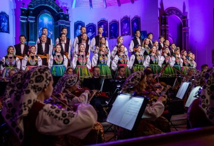Chór i orkiestra podczas koncertu w kościele