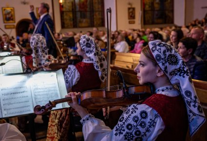 Zbliżenie na skrzypaczkę podczas koncertu