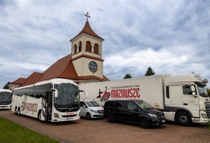 Samochody zespołu "Mazowsze" przed kościołem