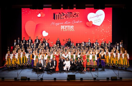  Zespół „Mazowsze” i Zespół „Pectus” na scenie