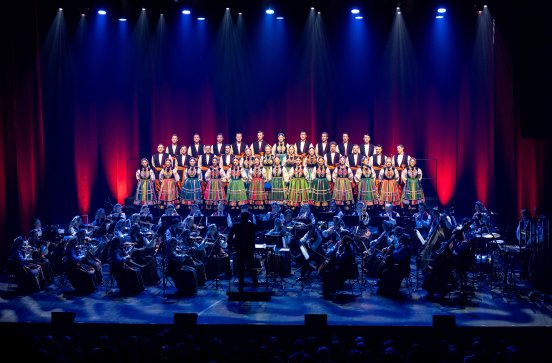  Chór i orkiestra w trakcie koncertu