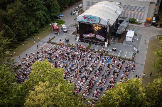  Widok z góry na scenę główną wraz Publicznością na IX Pikniku Rodzinnym z Zespołem "Mazowsze"
