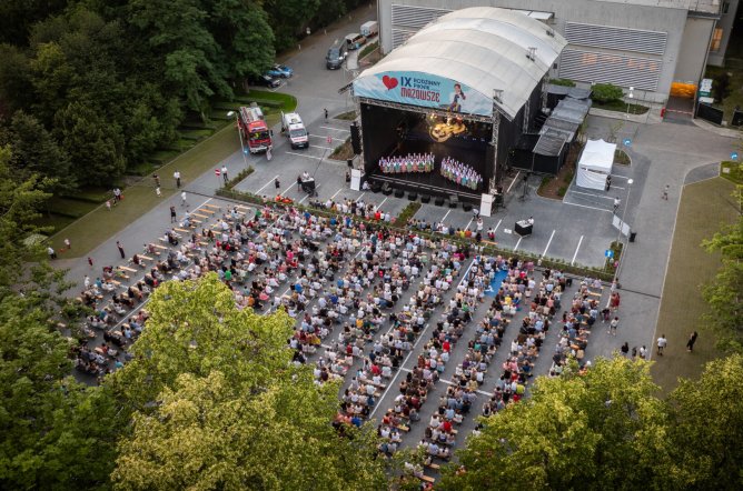  Widok z góry na scenę główną wraz Publicznością na IX Pikniku Rodzinnym z Zespołem "Mazowsze"
