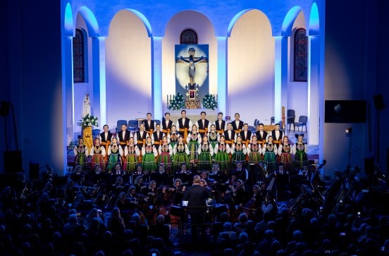  Chór i orkiestra w trakcie koncertu w kościele