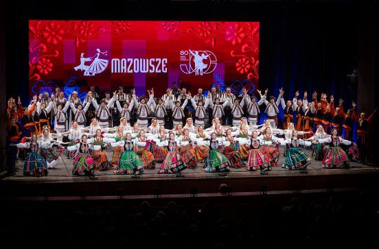  Artyści zespołu "Mazowsze" w finałowych ukłonach