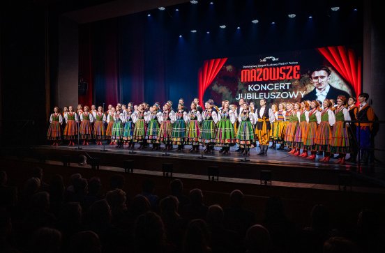  Artyści zespołu "Mazowsze" na scenie wykonujący utwór