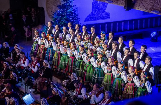  Chór i orkiestra w trakcie koncertu w kościele
