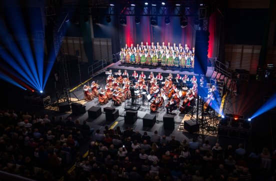  Chór, orkiestra i widownia w trakcie koncertu