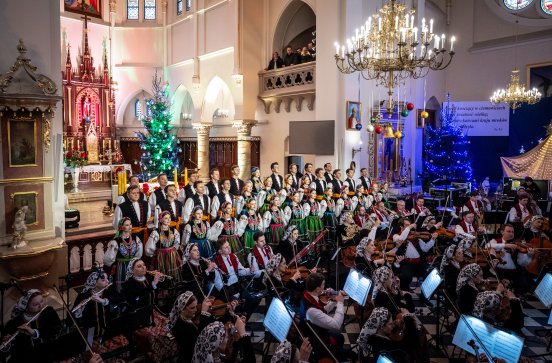  Chór i orkiestra w trakcie koncertu w kościele