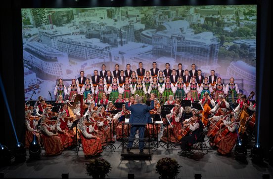  Chór i orkiestra w trakcie koncertu