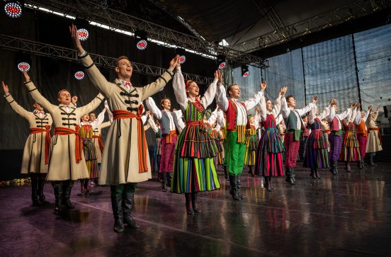  Artyści zespołu "Mazowsze" otwierający koncert