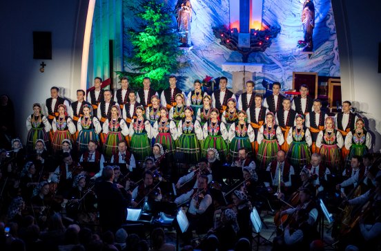  Chór i orkiestra w trakcie koncertu w kościele