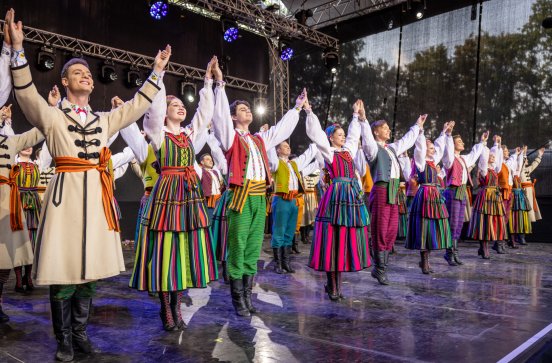  Na scenie Artyści w kostiumach opoczyńskich podczas wykonywania choreografii rozpoczynającej koncert