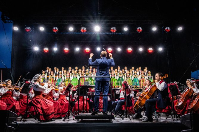  Na zdjęciu orkiestra w kostiumach wilanowskich, dyrygent zespołu, oraz cały chór w kostiumach łowickich