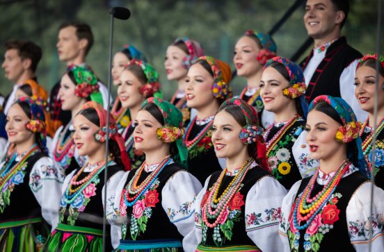  Na zdjęciu widoczny jest chór w kostiumach łowickich