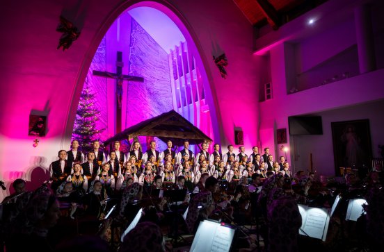  Chór i orkiestra w trakcie koncertu w kościele