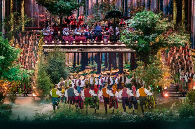  Na scenie festiwalu balet w kostiumach opoczyńskich, chór w kostiumach łowockich, oraz orkiestra w kostiumach wilanowskich, podczas oberka opoczyńskiego