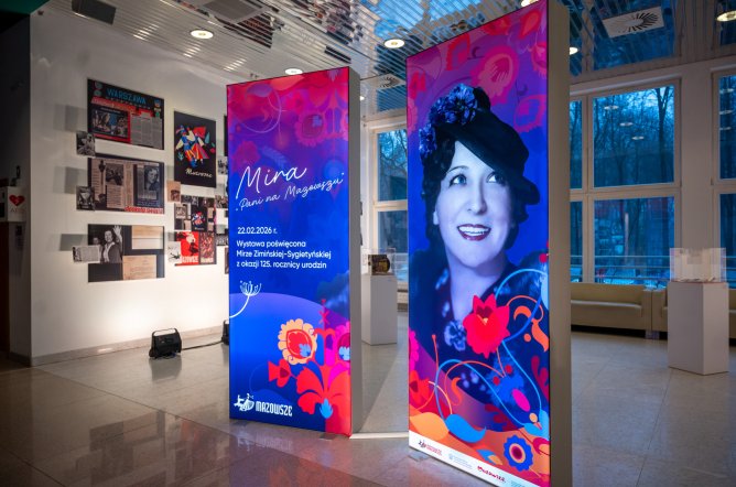  Ścianki LEDowe z grafikami wydarzenia, w tle widoczna wystawa poświęcona Mirze
