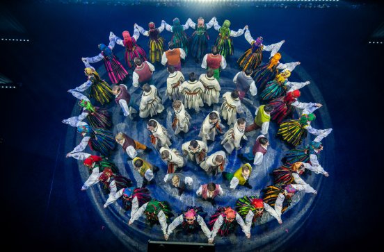  Artyści zespołu "Mazowsze" w układzie otwierającym koncert z lotu ptaka