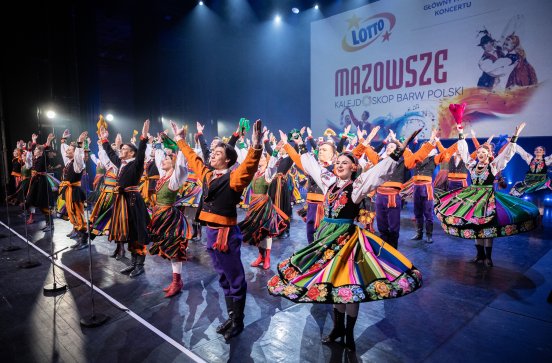  Na scenie Artyści w kostiumach ludowych w finałowej choreografii