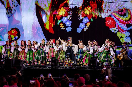  Artystki chóru "Mazowsza" na scenie z Sanah