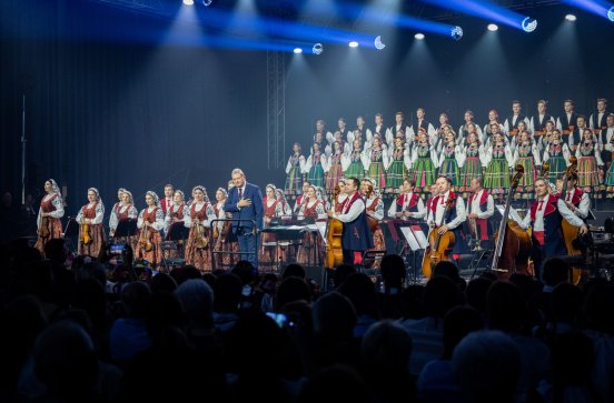  Na pierwszym planie Dyrektor zespołu wraz z Orkiestrą w kostiumach wilanowskich oraz Chórem w kostiumach łowickich