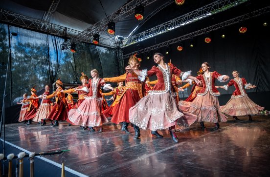  Artyści w kontuszach wykonujący choreografię taneczną na scenie