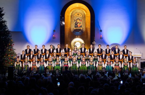  Artyści Chóru w kostiumach łowickich wraz z Orkiestrą w kostiumach wilanowskich na koncercie kolęd i pastorałek w kościele pw. Matki Bożej Nieustającej Pomocy w Grodzisku Mazowieckim