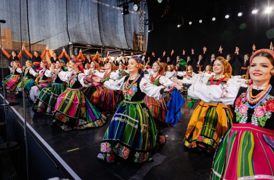  Na scenie Artyści w kostiumach ludowych w trakcie finałowej choreografii