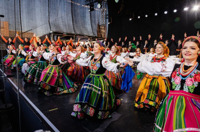  Na scenie Artyści w kostiumach ludowych w trakcie finałowej choreografii