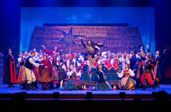  Artyści grajacy w spektaklu Betlejem Polskie a na środku sceny postać Turonia