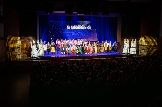  Na scenie wszyscy  Artyści spektaklu Betlejem Polskie