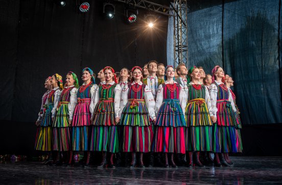  Artyści w kostiumach opoczyńskich w choreografii tanecznej na scenie