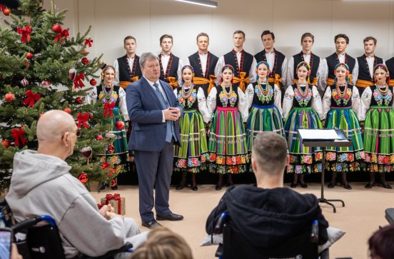  Na pierwszym planie Dyrektor zespołu, w tle Artyści chóru w kostiumach łowickich