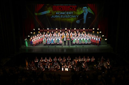  Na scenie Artyści w kostiumach ludowych wraz z Dyrektorem zespołu, Kierowniczką Baletu i Kierownikiem Chóru