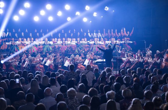  Na scenie Artyści "Mazowsza" w finałowej pozie, widoczna również orkiestra w kostiumach wilanowskich wraz z Dyrygentem oraz część Publiczności