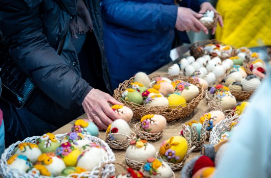 Zbliżenie na stoisko wystawczy podczas XIII Jarmarku Wielkanocnego w Karolinie