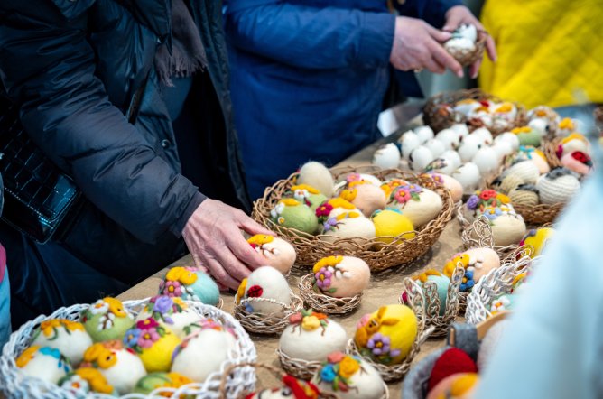  Zbliżenie na stoisko wystawczy podczas XIII Jarmarku Wielkanocnego w Karolinie