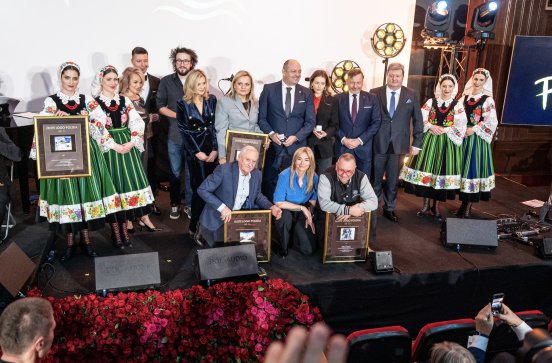  Wszyscy laureaci z nagrodami pozują do zdjęcia grupowego