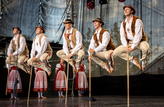  Artyści baletu zespołu Mazowsze w kostiumach jurgowskich uchwyceni w podskoku na scenie