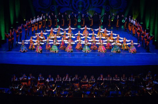  Artyści w kostiumach ludowych na scenie w Teatrze Wielkim