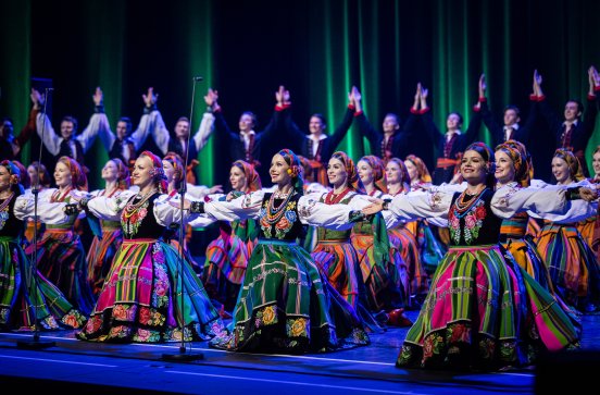  Artyści w kostiumach ludowych na scenie podczas finałowej choreografii tanecznej